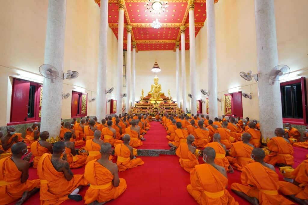 泰國僧侶共同舉行法會，一同加持泰國聖物，將法力共同注入